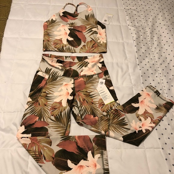 Elevate Leggings and bra top - Picture 5 of 7